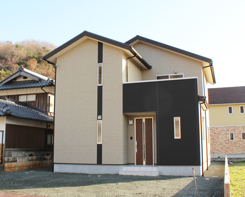 小浜市:延床面積約34坪 インナーバルコニーのある2階建住宅 小浜市:延床面積約34坪 インナーバルコニーのある2階建住宅