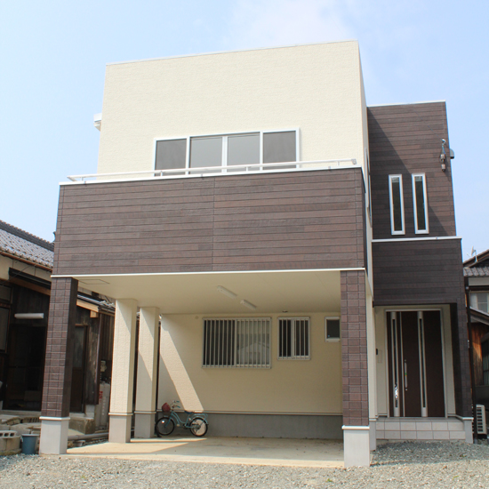 小浜市:洋室の続き間とランドリーシューターがある2階建て住宅