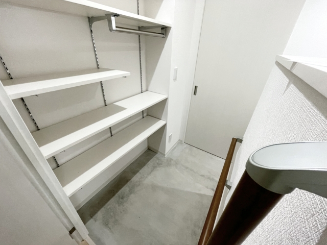 シューズクロークの可動棚設置で収納力アップ！スペース活用とレイアウト変更のメリットとは